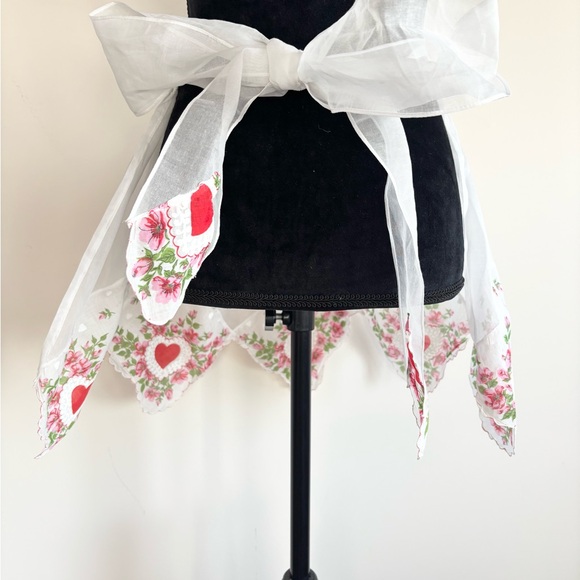 Vintage Handmade Valentines Apron Hearts and Flowers - Picture 7 of 7